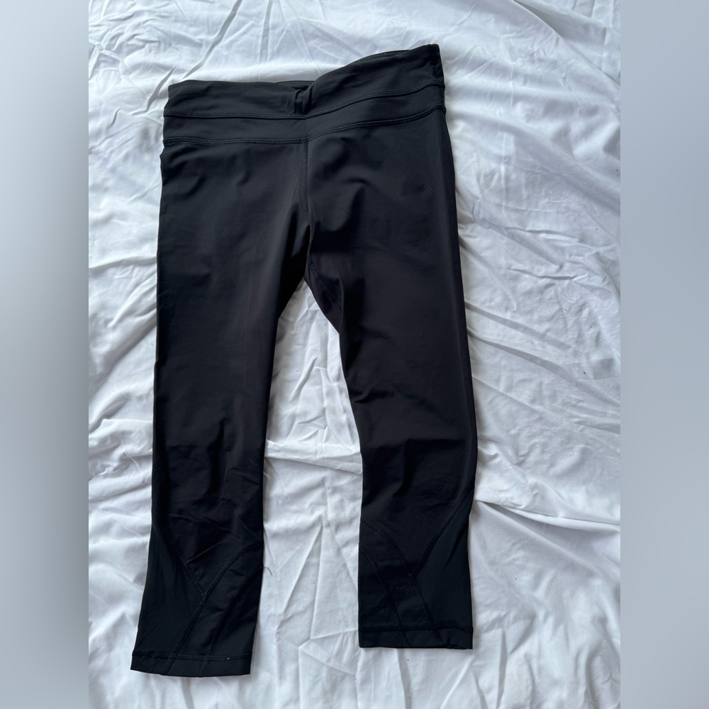 Lululemon size 6 crop leggings. Performances fabric. Back zippered pocket.